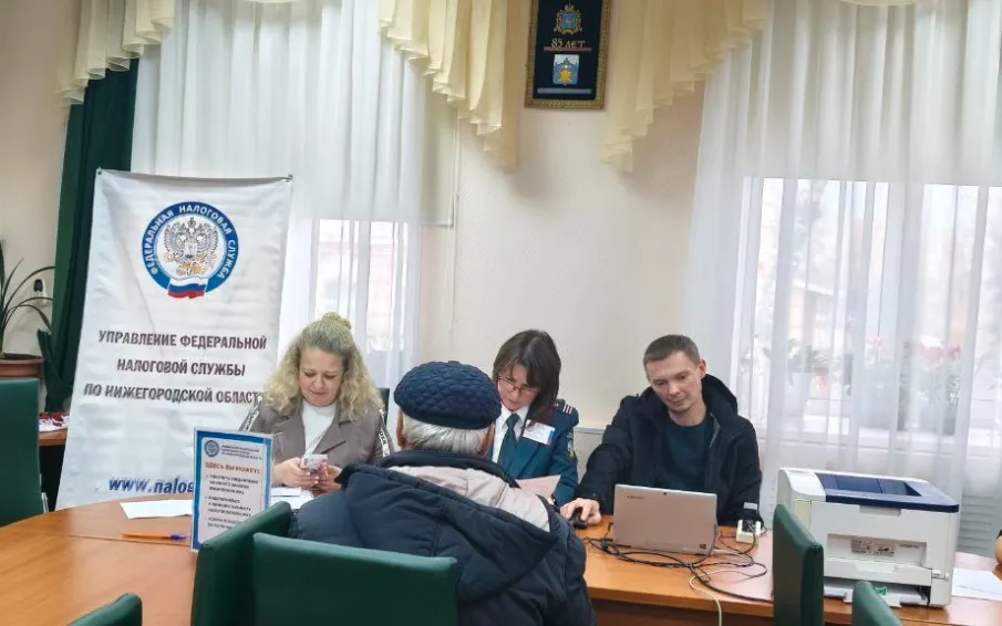 29 октября 2025 года в здании администрации Большемурашкинского муниципального округа работал Мобильный офис Федеральной налоговой службы.    Специалисты налоговых органов проконсультировали налогоплательщиков по имущественным налогам: земельный налог, налог на имущество физических лиц, транспортный налог.